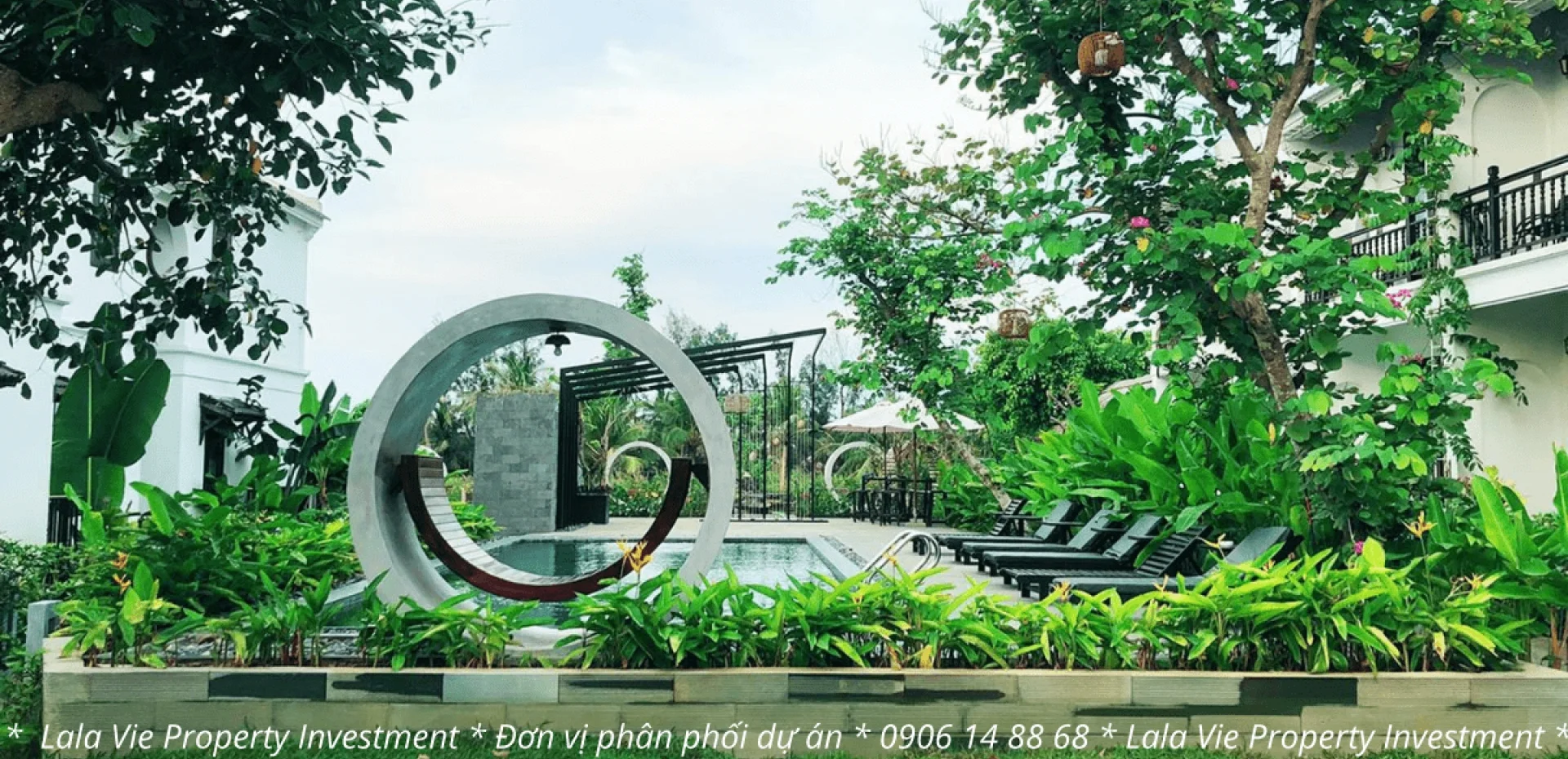 Khu vực hồ bơi tại khu nghỉ dưỡng mini Hoi An Village Villas