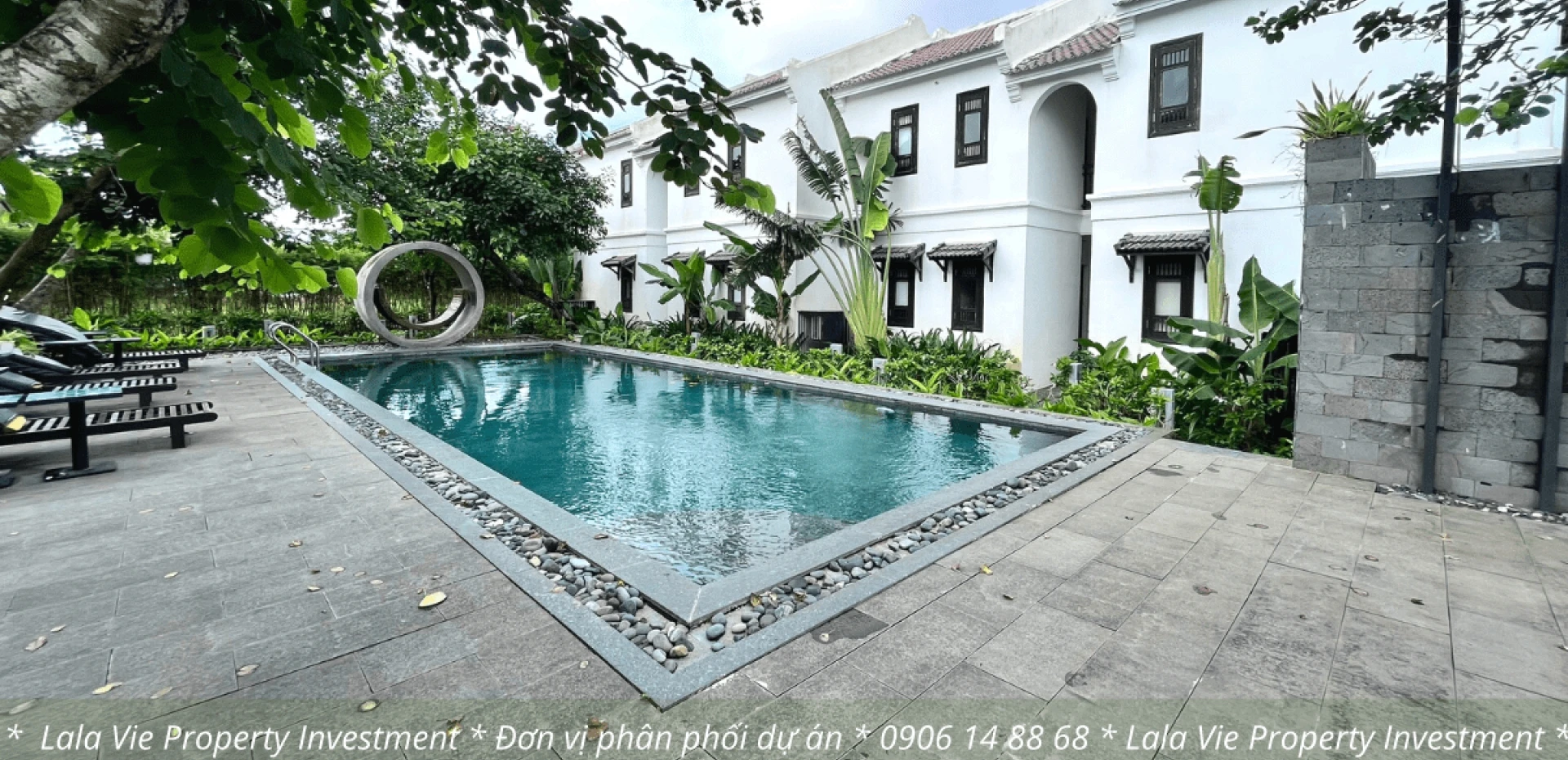 Khu vực hồ bơi tại khu nghỉ dưỡng mini Hoi An Village Villas