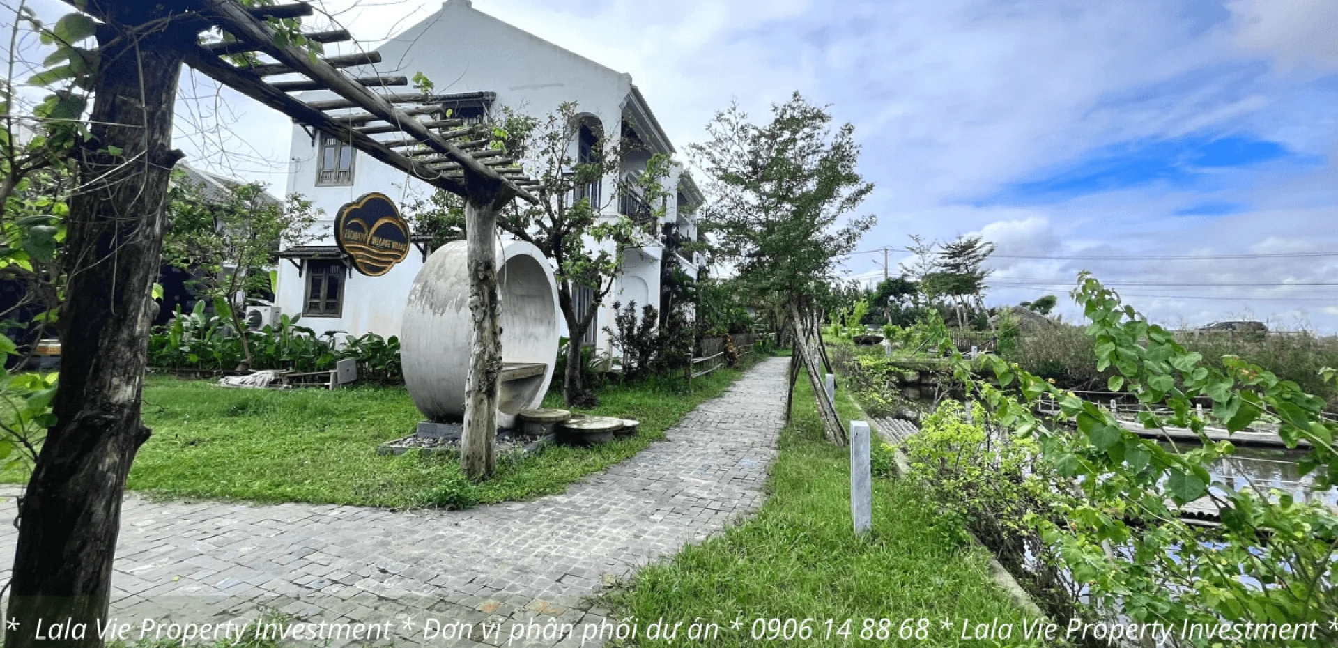 Khu vực hồ bơi tại khu nghỉ dưỡng mini Hoi An Village Villas