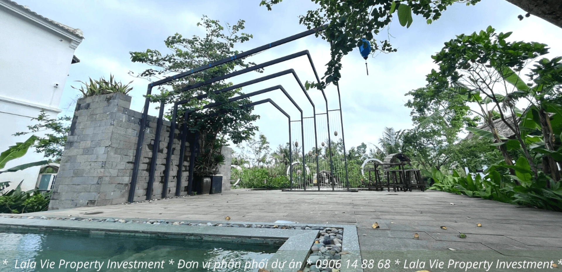 Khu vực hồ bơi tại khu nghỉ dưỡng mini Hoi An Village Villas