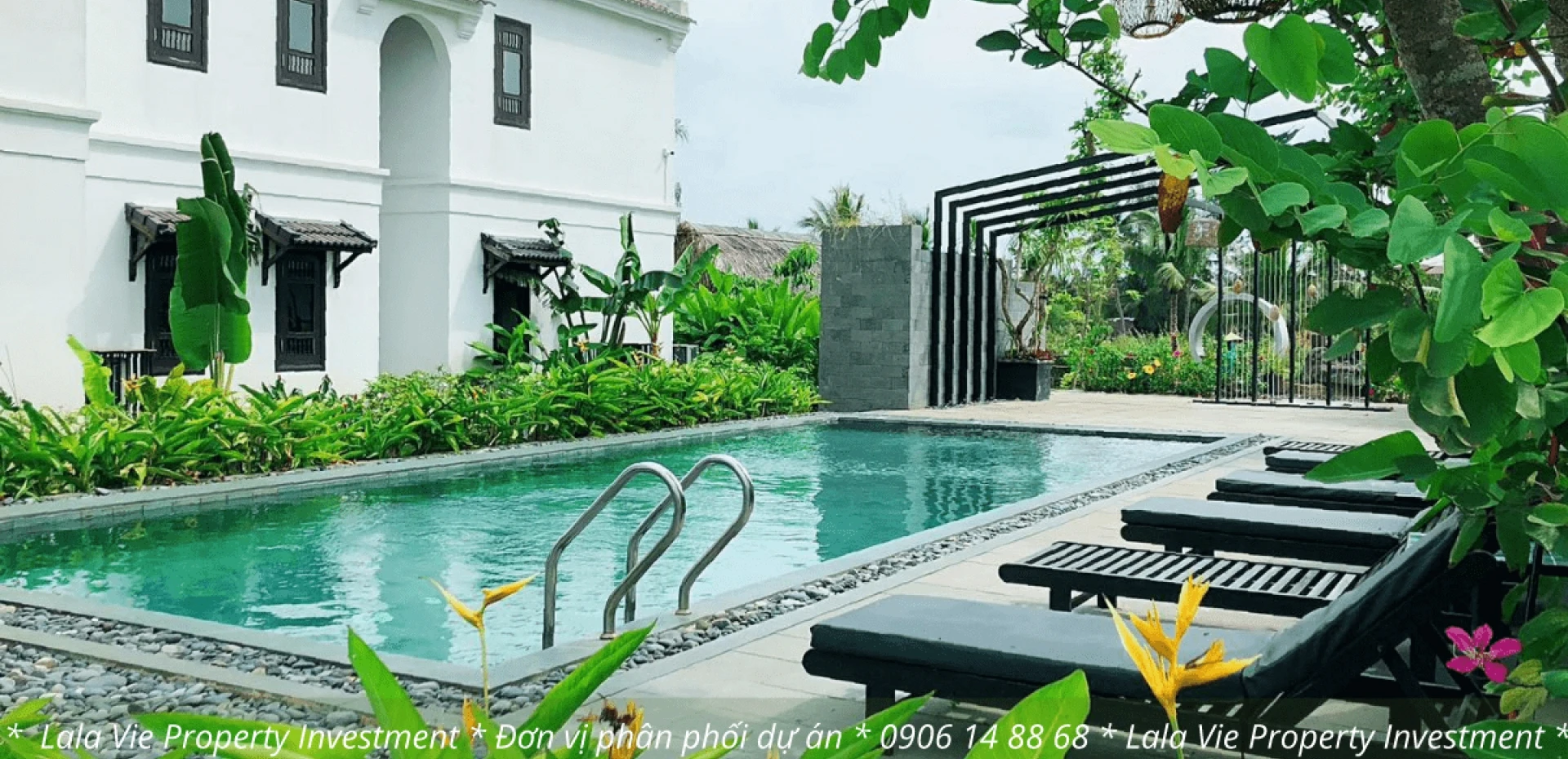 Khu vực hồ bơi tại khu nghỉ dưỡng mini Hoi An Village Villas