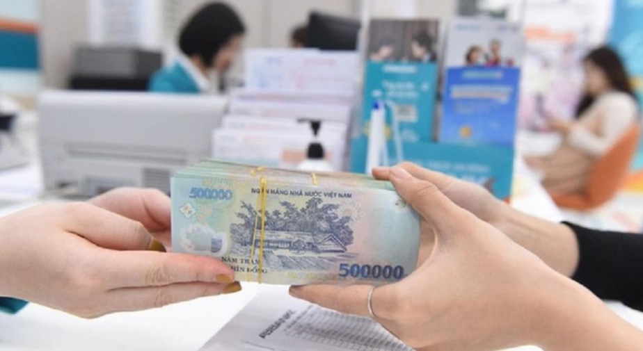 Lãi suất tiết kiệm 'chạm đáy', tiền nhàn rỗi vẫn chọn ngân hàng