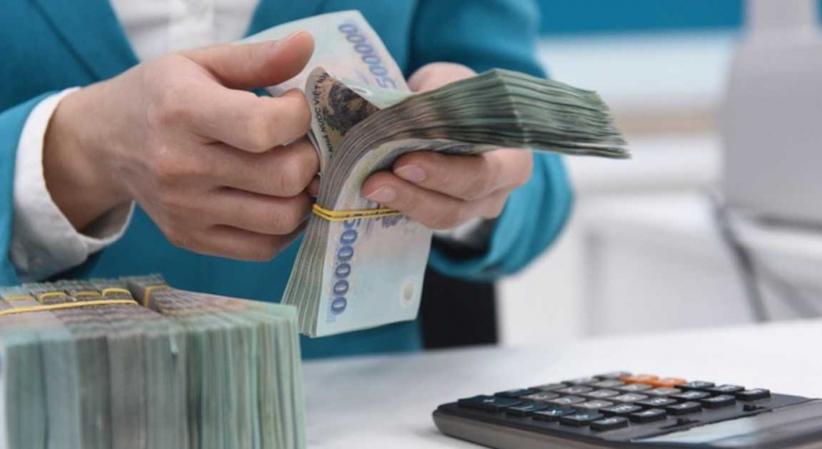 Lãi suất tiết kiệm tiếp tục giảm mạnh