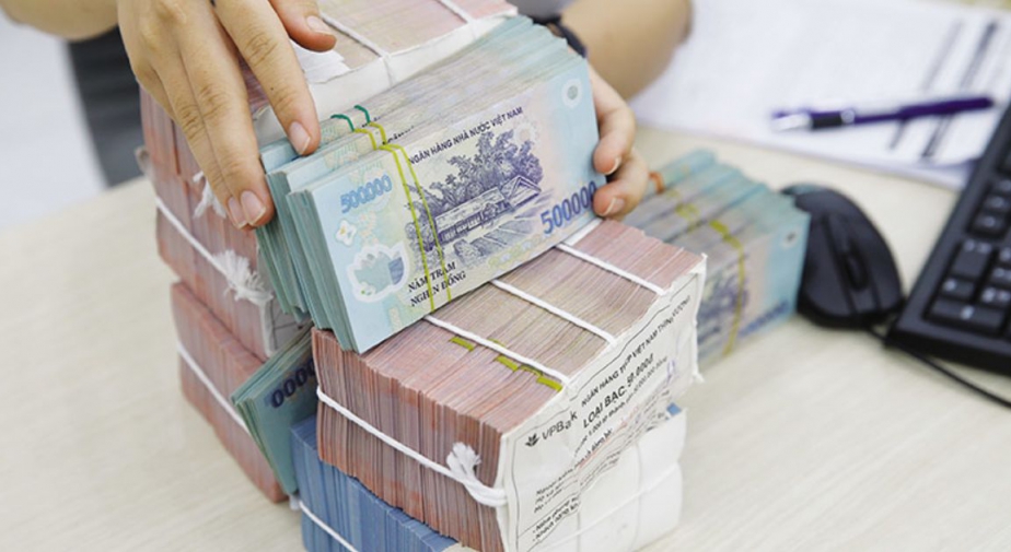 Vì sao lãi suất khoản vay cũ vẫn neo cao?