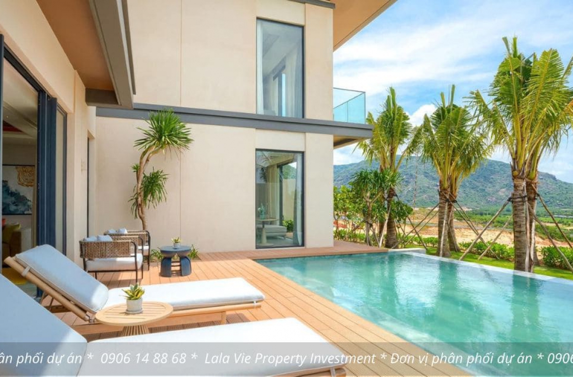 Hồ bơi ngoài trời tại nhà mẫu dự án The Hill Villas Vĩnh Hội Quy Nhơn