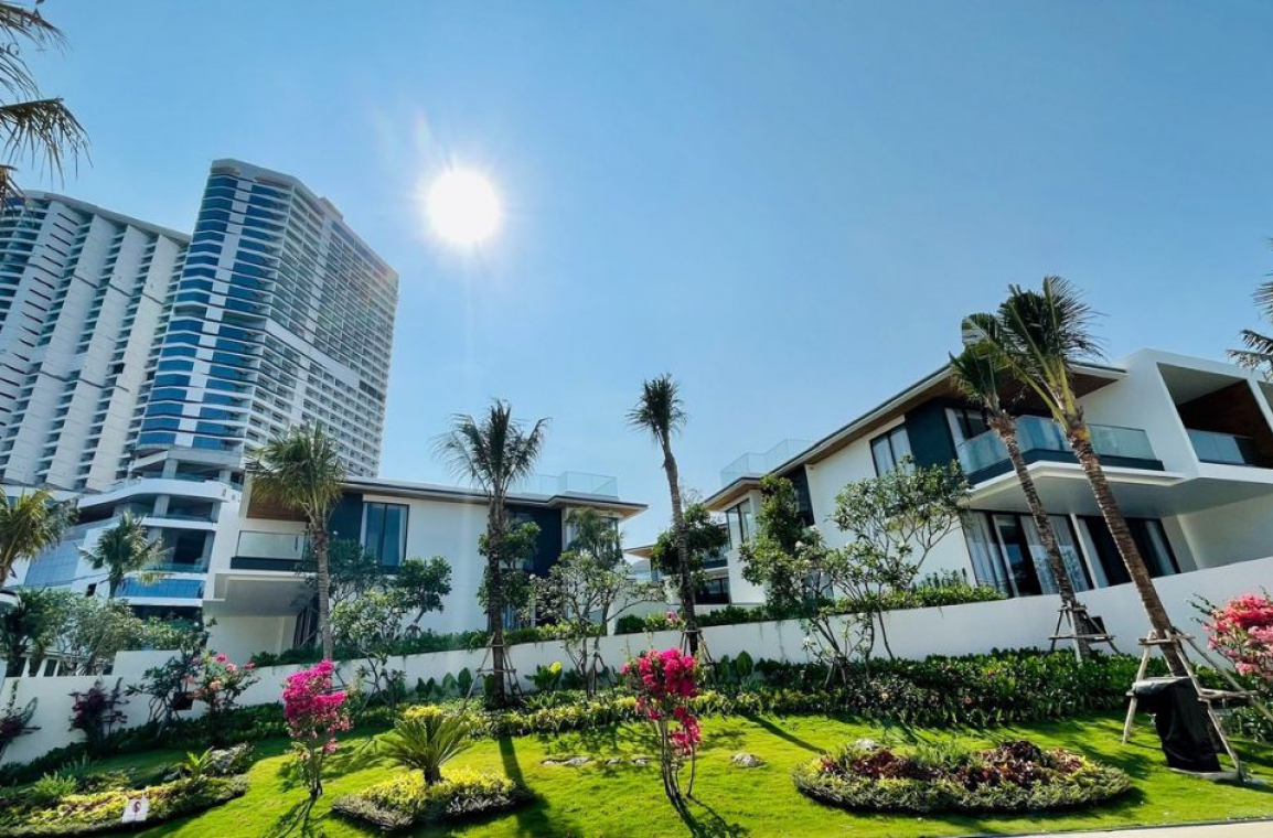 Hoa và cây xanh được trồng xung quanh dự án Gran Melia Nha Trang