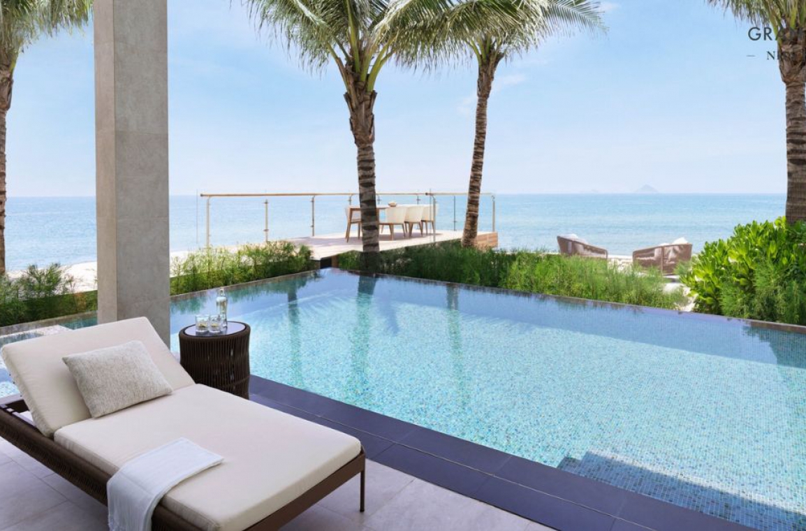 Khu vực hồ bơi ngoài trời với tầm nhìn ôm trọn cả biển trời Nha Trang