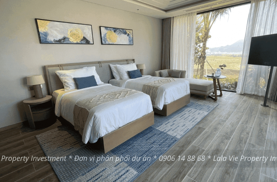 Phòng ngủ với tầm nhìn hướng biển tại The Hill Villas Vĩnh Hội