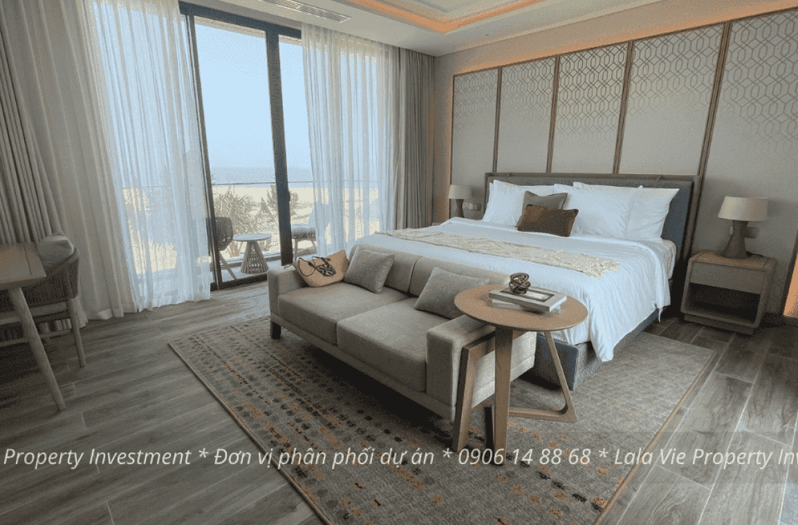 Phòng ngủ với tầm nhìn hướng biển tại The Hill Villas Vĩnh Hội