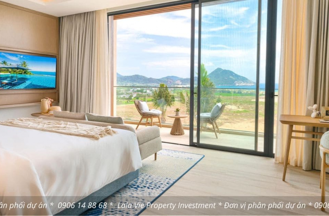 Phòng ngủ với tầm nhìn hướng biển tại The Hill Villas Vĩnh Hội